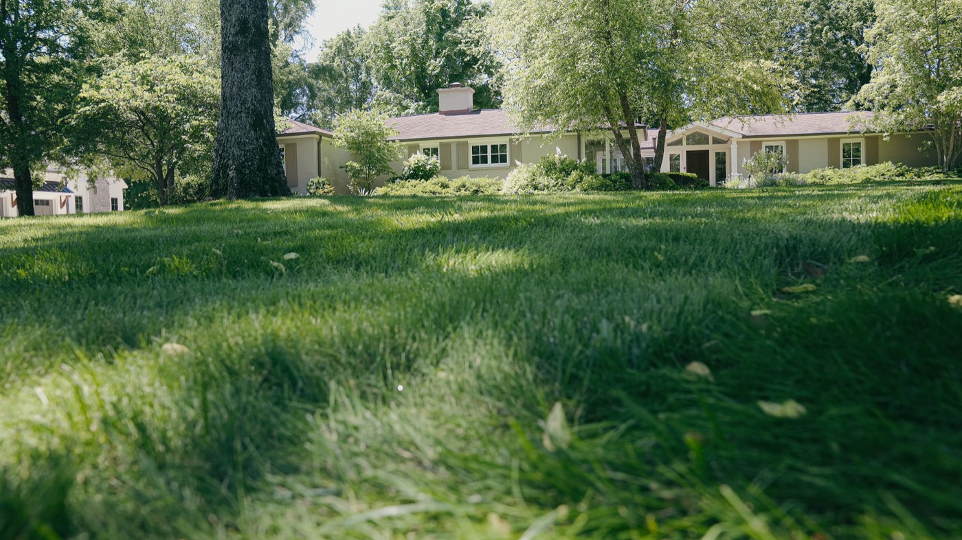 A Middle Tennessee estate with a manicured lawn